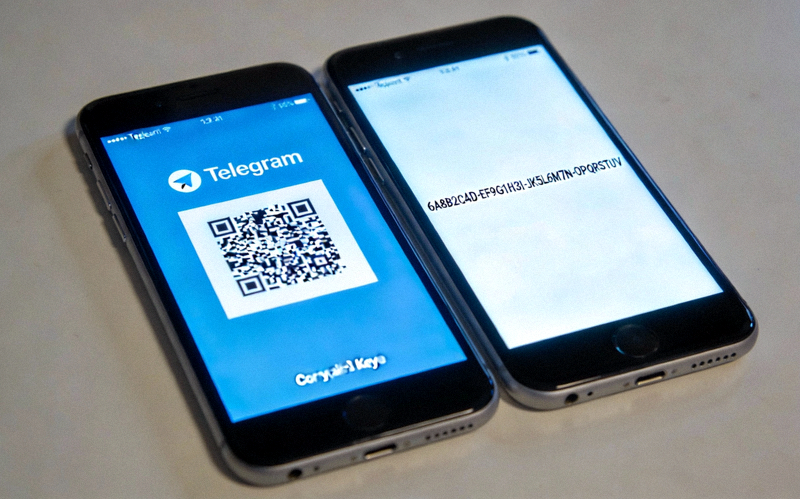 两部手机屏幕展示Telegram加密密钥二维码和密钥字符串，正在进行安全比对