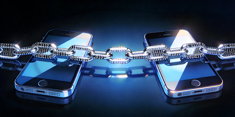 两部手机展示Telegram最新的翻译与无障碍访问功能